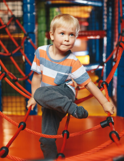 Un enfant qui joue dans la plaine de jeux lors d'un stage